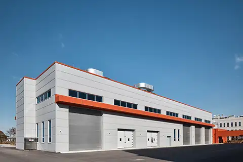 ペイントハウジングの工場